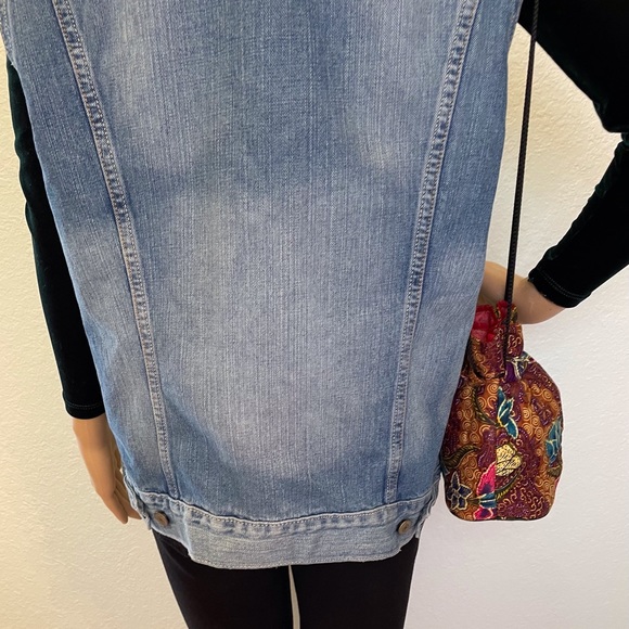 Vintage 90’s oversized medium wash Levi’s vest with pockets and grommet buttons! - Picture 6 of 9
